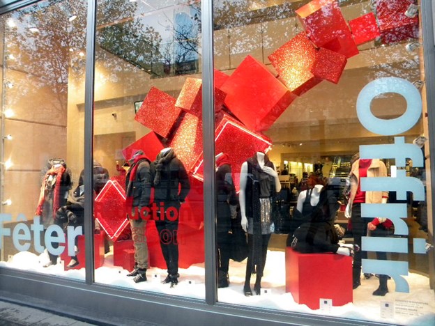 Retail Feature for Gap, Champs Elysees, Paris